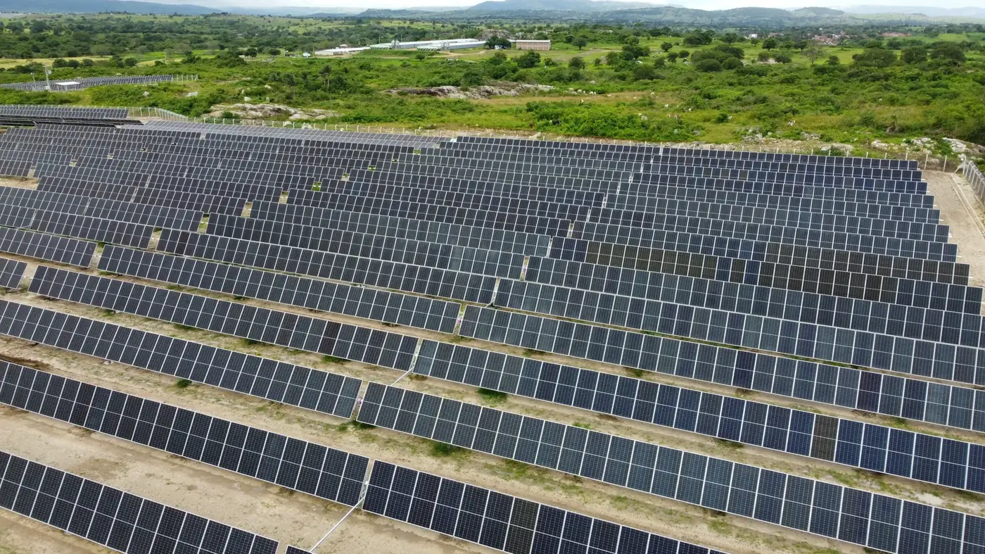 Fileiras de painéis solares de uma usina da Tera